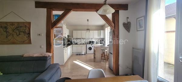 Idéale pour une famille, cette charmante maison mitoyenne de 109 m² habitables, édifiée sur 3 niveaux, offre un cadre de vie agréable.

Elle dispose au rez-de-chaussée d'une entrée, d’un agréable séjour avec cuisine américaine, d’une salle de bain avec wc.
Au 1er niveau : un palier desservant 2 belles chambres spacieuses et lumineuses de 13,50 m² et 15,40 m² et un wc.
Au 2ème niveau : un palier pouvant faire office de bureau et 2 belles chambres sous combles.

Beau terrain clos de murs 573 m²comprenant une dépendance pouvant être aménagée en espace de travail, en atelier ou même en logement indépendant.

La maison est équipée d'un chauffage électrique et d’un poêle à granulés pour un confort optimal en toutes saisons.
Cette charmante maison se situe dans une rue calme, possibilité de garer plusieurs véhicules sur le terrain.
Pour plus d’informations ou pour organiser une visite, contactez-moi !