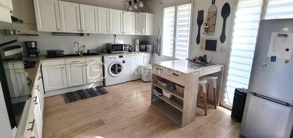 Idéale pour une famille, cette charmante maison mitoyenne de 109 m² habitables, édifiée sur 3 niveaux, offre un cadre de vie agréable.

Elle dispose au rez-de-chaussée d'une entrée, d’un agréable séjour avec cuisine américaine, d’une salle de bain avec wc.
Au 1er niveau : un palier desservant 2 belles chambres spacieuses et lumineuses de 13,50 m² et 15,40 m² et un wc.
Au 2ème niveau : un palier pouvant faire office de bureau et 2 belles chambres sous combles.

Beau terrain clos de murs 573 m²comprenant une dépendance pouvant être aménagée en espace de travail, en atelier ou même en logement indépendant.

La maison est équipée d'un chauffage électrique et d’un poêle à granulés pour un confort optimal en toutes saisons.
Cette charmante maison se situe dans une rue calme, possibilité de garer plusieurs véhicules sur le terrain.
Pour plus d’informations ou pour organiser une visite, contactez-moi !