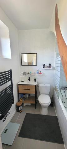 Idéale pour une famille, cette charmante maison mitoyenne de 109 m² habitables, édifiée sur 3 niveaux, offre un cadre de vie agréable.

Elle dispose au rez-de-chaussée d'une entrée, d’un agréable séjour avec cuisine américaine, d’une salle de bain avec wc.
Au 1er niveau : un palier desservant 2 belles chambres spacieuses et lumineuses de 13,50 m² et 15,40 m² et un wc.
Au 2ème niveau : un palier pouvant faire office de bureau et 2 belles chambres sous combles.

Beau terrain clos de murs 573 m²comprenant une dépendance pouvant être aménagée en espace de travail, en atelier ou même en logement indépendant.

La maison est équipée d'un chauffage électrique et d’un poêle à granulés pour un confort optimal en toutes saisons.
Cette charmante maison se situe dans une rue calme, possibilité de garer plusieurs véhicules sur le terrain.
Pour plus d’informations ou pour organiser une visite, contactez-moi !