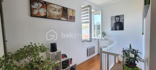 Idéale pour une famille, cette charmante maison mitoyenne de 109 m² habitables, édifiée sur 3 niveaux, offre un cadre de vie agréable.

Elle dispose au rez-de-chaussée d'une entrée, d’un agréable séjour avec cuisine américaine, d’une salle de bain avec wc.
Au 1er niveau : un palier desservant 2 belles chambres spacieuses et lumineuses de 13,50 m² et 15,40 m² et un wc.
Au 2ème niveau : un palier pouvant faire office de bureau et 2 belles chambres sous combles.

Beau terrain clos de murs 573 m²comprenant une dépendance pouvant être aménagée en espace de travail, en atelier ou même en logement indépendant.

La maison est équipée d'un chauffage électrique et d’un poêle à granulés pour un confort optimal en toutes saisons.
Cette charmante maison se situe dans une rue calme, possibilité de garer plusieurs véhicules sur le terrain.
Pour plus d’informations ou pour organiser une visite, contactez-moi !