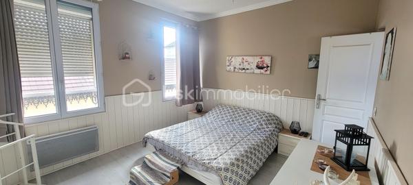 Idéale pour une famille, cette charmante maison mitoyenne de 109 m² habitables, édifiée sur 3 niveaux, offre un cadre de vie agréable.

Elle dispose au rez-de-chaussée d'une entrée, d’un agréable séjour avec cuisine américaine, d’une salle de bain avec wc.
Au 1er niveau : un palier desservant 2 belles chambres spacieuses et lumineuses de 13,50 m² et 15,40 m² et un wc.
Au 2ème niveau : un palier pouvant faire office de bureau et 2 belles chambres sous combles.

Beau terrain clos de murs 573 m²comprenant une dépendance pouvant être aménagée en espace de travail, en atelier ou même en logement indépendant.

La maison est équipée d'un chauffage électrique et d’un poêle à granulés pour un confort optimal en toutes saisons.
Cette charmante maison se situe dans une rue calme, possibilité de garer plusieurs véhicules sur le terrain.
Pour plus d’informations ou pour organiser une visite, contactez-moi !