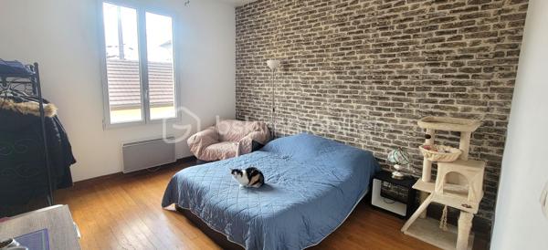 Idéale pour une famille, cette charmante maison mitoyenne de 109 m² habitables, édifiée sur 3 niveaux, offre un cadre de vie agréable.

Elle dispose au rez-de-chaussée d'une entrée, d’un agréable séjour avec cuisine américaine, d’une salle de bain avec wc.
Au 1er niveau : un palier desservant 2 belles chambres spacieuses et lumineuses de 13,50 m² et 15,40 m² et un wc.
Au 2ème niveau : un palier pouvant faire office de bureau et 2 belles chambres sous combles.

Beau terrain clos de murs 573 m²comprenant une dépendance pouvant être aménagée en espace de travail, en atelier ou même en logement indépendant.

La maison est équipée d'un chauffage électrique et d’un poêle à granulés pour un confort optimal en toutes saisons.
Cette charmante maison se situe dans une rue calme, possibilité de garer plusieurs véhicules sur le terrain.
Pour plus d’informations ou pour organiser une visite, contactez-moi !