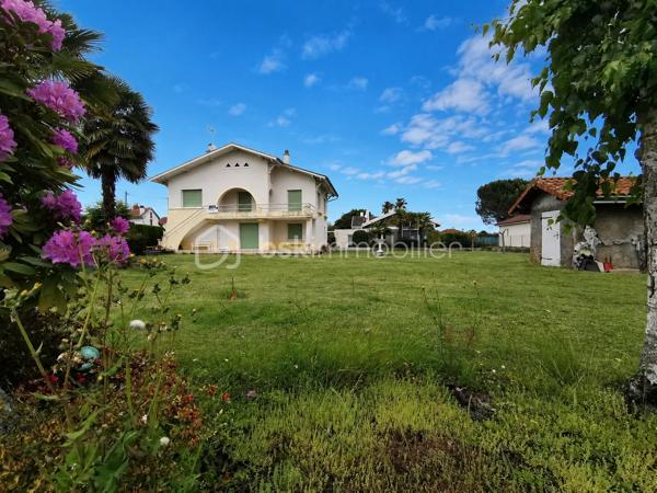 Située dans un secteur recherché d’Aureilhan, cette charmante maison individuelle des années 60 développe environ 140 m² habitables sur un magnifique terrain arboré d'environ 1300 m² avec vue imprenable sur les Pyrénées.

Édifiée sur deux niveaux, cette propriété offre une configuration idéale pour une grande famille, un projet intergénérationnel ou encore un investissement avec deux espaces de vie distincts.

Au rez-de-chaussée, vous découvrirez un appartement indépendant comprenant une chambre, un séjour lumineux avec accès direct à une terrasse exposée plein sud et au jardin, une cuisine séparée à aménager selon vos envies, une salle de bains à rénover ainsi qu’un WC indépendant. Un grand garage avec portail automatisé et un vaste espace buanderie complètent ce niveau.

À l’étage, accessible aussi bien par l’intérieur que par un accès extérieur indépendant, vous serez séduits par un spacieux séjour chaleureux sublimé par un magnifique parquet et une cheminée avec insert. La grande cuisine aménagée et équipée offre un espace convivial et fonctionnel. Deux belles chambres lumineuses, dont une avec accès à une terrasse plein sud, une grande salle de bains ainsi qu’un WC séparé composent cet étage.

La maison bénéficie de prestations de qualité : menuiseries double vitrage récentes avec volets roulants électriques, chaudière gaz récente, système d’alarme, arrosage automatique et robot tondeuse pour un entretien simplifié du superbe jardin. L'isolation des combles est en cours. 

Vous apprécierez particulièrement son environnement calme et verdoyant tout en profitant d’un emplacement privilégié avec accès rapide aux commerces, écoles et commodités du quotidien (boulangerie, bureau de tabac, Lidl…).

Un bien rare sur le secteur, alliant confort, potentiel et qualité de vie.

Pour plus d’informations ou organiser une visite, contactez Jérôme NETO.
