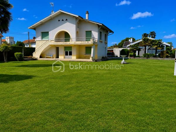 Située dans un secteur recherché d’Aureilhan, cette charmante maison individuelle des années 60 développe environ 140 m² habitables sur un magnifique terrain arboré d'environ 1300 m² avec vue imprenable sur les Pyrénées.

Édifiée sur deux niveaux, cette propriété offre une configuration idéale pour une grande famille, un projet intergénérationnel ou encore un investissement avec deux espaces de vie distincts.

Au rez-de-chaussée, vous découvrirez un appartement indépendant comprenant une chambre, un séjour lumineux avec accès direct à une terrasse exposée plein sud et au jardin, une cuisine séparée à aménager selon vos envies, une salle de bains à rénover ainsi qu’un WC indépendant. Un grand garage avec portail automatisé et un vaste espace buanderie complètent ce niveau.

À l’étage, accessible aussi bien par l’intérieur que par un accès extérieur indépendant, vous serez séduits par un spacieux séjour chaleureux sublimé par un magnifique parquet et une cheminée avec insert. La grande cuisine aménagée et équipée offre un espace convivial et fonctionnel. Deux belles chambres lumineuses, dont une avec accès à une terrasse plein sud, une grande salle de bains ainsi qu’un WC séparé composent cet étage.

La maison bénéficie de prestations de qualité : menuiseries double vitrage récentes avec volets roulants électriques, chaudière gaz récente, système d’alarme, arrosage automatique et robot tondeuse pour un entretien simplifié du superbe jardin. L'isolation des combles est en cours. 

Vous apprécierez particulièrement son environnement calme et verdoyant tout en profitant d’un emplacement privilégié avec accès rapide aux commerces, écoles et commodités du quotidien (boulangerie, bureau de tabac, Lidl…).

Un bien rare sur le secteur, alliant confort, potentiel et qualité de vie.

Pour plus d’informations ou organiser une visite, contactez Jérôme NETO.