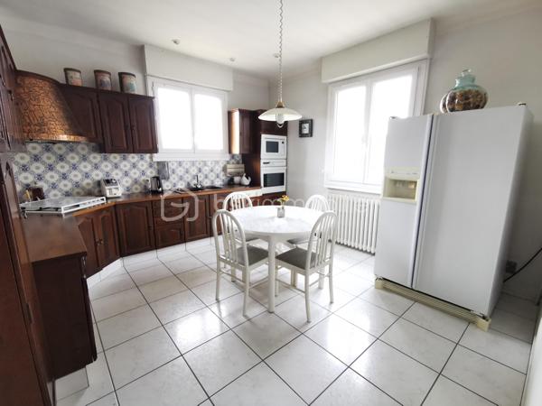 Située dans un secteur recherché d’Aureilhan, cette charmante maison individuelle des années 60 développe environ 140 m² habitables sur un magnifique terrain arboré d'environ 1300 m² avec vue imprenable sur les Pyrénées.

Édifiée sur deux niveaux, cette propriété offre une configuration idéale pour une grande famille, un projet intergénérationnel ou encore un investissement avec deux espaces de vie distincts.

Au rez-de-chaussée, vous découvrirez un appartement indépendant comprenant une chambre, un séjour lumineux avec accès direct à une terrasse exposée plein sud et au jardin, une cuisine séparée à aménager selon vos envies, une salle de bains à rénover ainsi qu’un WC indépendant. Un grand garage avec portail automatisé et un vaste espace buanderie complètent ce niveau.

À l’étage, accessible aussi bien par l’intérieur que par un accès extérieur indépendant, vous serez séduits par un spacieux séjour chaleureux sublimé par un magnifique parquet et une cheminée avec insert. La grande cuisine aménagée et équipée offre un espace convivial et fonctionnel. Deux belles chambres lumineuses, dont une avec accès à une terrasse plein sud, une grande salle de bains ainsi qu’un WC séparé composent cet étage.

La maison bénéficie de prestations de qualité : menuiseries double vitrage récentes avec volets roulants électriques, chaudière gaz récente, système d’alarme, arrosage automatique et robot tondeuse pour un entretien simplifié du superbe jardin. L'isolation des combles est en cours. 

Vous apprécierez particulièrement son environnement calme et verdoyant tout en profitant d’un emplacement privilégié avec accès rapide aux commerces, écoles et commodités du quotidien (boulangerie, bureau de tabac, Lidl…).

Un bien rare sur le secteur, alliant confort, potentiel et qualité de vie.

Pour plus d’informations ou organiser une visite, contactez Jérôme NETO.