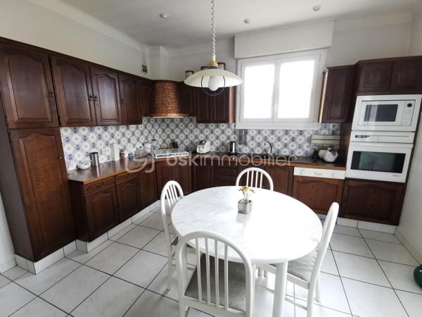 Située dans un secteur recherché d’Aureilhan, cette charmante maison individuelle des années 60 développe environ 140 m² habitables sur un magnifique terrain arboré d'environ 1300 m² avec vue imprenable sur les Pyrénées.

Édifiée sur deux niveaux, cette propriété offre une configuration idéale pour une grande famille, un projet intergénérationnel ou encore un investissement avec deux espaces de vie distincts.

Au rez-de-chaussée, vous découvrirez un appartement indépendant comprenant une chambre, un séjour lumineux avec accès direct à une terrasse exposée plein sud et au jardin, une cuisine séparée à aménager selon vos envies, une salle de bains à rénover ainsi qu’un WC indépendant. Un grand garage avec portail automatisé et un vaste espace buanderie complètent ce niveau.

À l’étage, accessible aussi bien par l’intérieur que par un accès extérieur indépendant, vous serez séduits par un spacieux séjour chaleureux sublimé par un magnifique parquet et une cheminée avec insert. La grande cuisine aménagée et équipée offre un espace convivial et fonctionnel. Deux belles chambres lumineuses, dont une avec accès à une terrasse plein sud, une grande salle de bains ainsi qu’un WC séparé composent cet étage.

La maison bénéficie de prestations de qualité : menuiseries double vitrage récentes avec volets roulants électriques, chaudière gaz récente, système d’alarme, arrosage automatique et robot tondeuse pour un entretien simplifié du superbe jardin. L'isolation des combles est en cours. 

Vous apprécierez particulièrement son environnement calme et verdoyant tout en profitant d’un emplacement privilégié avec accès rapide aux commerces, écoles et commodités du quotidien (boulangerie, bureau de tabac, Lidl…).

Un bien rare sur le secteur, alliant confort, potentiel et qualité de vie.

Pour plus d’informations ou organiser une visite, contactez Jérôme NETO.