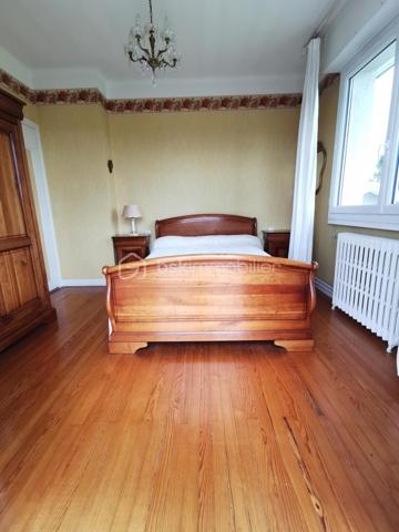 Située dans un secteur recherché d’Aureilhan, cette charmante maison individuelle des années 60 développe environ 140 m² habitables sur un magnifique terrain arboré d'environ 1300 m² avec vue imprenable sur les Pyrénées.

Édifiée sur deux niveaux, cette propriété offre une configuration idéale pour une grande famille, un projet intergénérationnel ou encore un investissement avec deux espaces de vie distincts.

Au rez-de-chaussée, vous découvrirez un appartement indépendant comprenant une chambre, un séjour lumineux avec accès direct à une terrasse exposée plein sud et au jardin, une cuisine séparée à aménager selon vos envies, une salle de bains à rénover ainsi qu’un WC indépendant. Un grand garage avec portail automatisé et un vaste espace buanderie complètent ce niveau.

À l’étage, accessible aussi bien par l’intérieur que par un accès extérieur indépendant, vous serez séduits par un spacieux séjour chaleureux sublimé par un magnifique parquet et une cheminée avec insert. La grande cuisine aménagée et équipée offre un espace convivial et fonctionnel. Deux belles chambres lumineuses, dont une avec accès à une terrasse plein sud, une grande salle de bains ainsi qu’un WC séparé composent cet étage.

La maison bénéficie de prestations de qualité : menuiseries double vitrage récentes avec volets roulants électriques, chaudière gaz récente, système d’alarme, arrosage automatique et robot tondeuse pour un entretien simplifié du superbe jardin. L'isolation des combles est en cours. 

Vous apprécierez particulièrement son environnement calme et verdoyant tout en profitant d’un emplacement privilégié avec accès rapide aux commerces, écoles et commodités du quotidien (boulangerie, bureau de tabac, Lidl…).

Un bien rare sur le secteur, alliant confort, potentiel et qualité de vie.

Pour plus d’informations ou organiser une visite, contactez Jérôme NETO.