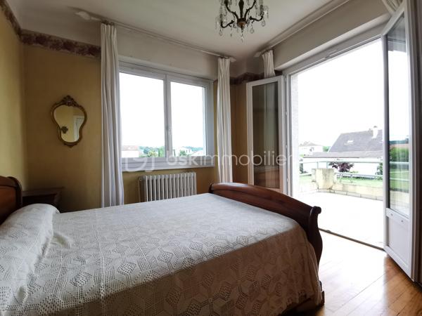 Située dans un secteur recherché d’Aureilhan, cette charmante maison individuelle des années 60 développe environ 140 m² habitables sur un magnifique terrain arboré d'environ 1300 m² avec vue imprenable sur les Pyrénées.

Édifiée sur deux niveaux, cette propriété offre une configuration idéale pour une grande famille, un projet intergénérationnel ou encore un investissement avec deux espaces de vie distincts.

Au rez-de-chaussée, vous découvrirez un appartement indépendant comprenant une chambre, un séjour lumineux avec accès direct à une terrasse exposée plein sud et au jardin, une cuisine séparée à aménager selon vos envies, une salle de bains à rénover ainsi qu’un WC indépendant. Un grand garage avec portail automatisé et un vaste espace buanderie complètent ce niveau.

À l’étage, accessible aussi bien par l’intérieur que par un accès extérieur indépendant, vous serez séduits par un spacieux séjour chaleureux sublimé par un magnifique parquet et une cheminée avec insert. La grande cuisine aménagée et équipée offre un espace convivial et fonctionnel. Deux belles chambres lumineuses, dont une avec accès à une terrasse plein sud, une grande salle de bains ainsi qu’un WC séparé composent cet étage.

La maison bénéficie de prestations de qualité : menuiseries double vitrage récentes avec volets roulants électriques, chaudière gaz récente, système d’alarme, arrosage automatique et robot tondeuse pour un entretien simplifié du superbe jardin. L'isolation des combles est en cours. 

Vous apprécierez particulièrement son environnement calme et verdoyant tout en profitant d’un emplacement privilégié avec accès rapide aux commerces, écoles et commodités du quotidien (boulangerie, bureau de tabac, Lidl…).

Un bien rare sur le secteur, alliant confort, potentiel et qualité de vie.

Pour plus d’informations ou organiser une visite, contactez Jérôme NETO.