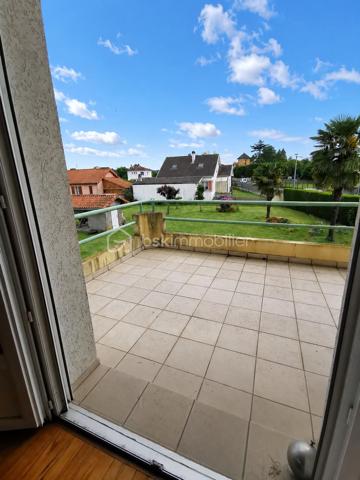 Située dans un secteur recherché d’Aureilhan, cette charmante maison individuelle des années 60 développe environ 140 m² habitables sur un magnifique terrain arboré d'environ 1300 m² avec vue imprenable sur les Pyrénées.

Édifiée sur deux niveaux, cette propriété offre une configuration idéale pour une grande famille, un projet intergénérationnel ou encore un investissement avec deux espaces de vie distincts.

Au rez-de-chaussée, vous découvrirez un appartement indépendant comprenant une chambre, un séjour lumineux avec accès direct à une terrasse exposée plein sud et au jardin, une cuisine séparée à aménager selon vos envies, une salle de bains à rénover ainsi qu’un WC indépendant. Un grand garage avec portail automatisé et un vaste espace buanderie complètent ce niveau.

À l’étage, accessible aussi bien par l’intérieur que par un accès extérieur indépendant, vous serez séduits par un spacieux séjour chaleureux sublimé par un magnifique parquet et une cheminée avec insert. La grande cuisine aménagée et équipée offre un espace convivial et fonctionnel. Deux belles chambres lumineuses, dont une avec accès à une terrasse plein sud, une grande salle de bains ainsi qu’un WC séparé composent cet étage.

La maison bénéficie de prestations de qualité : menuiseries double vitrage récentes avec volets roulants électriques, chaudière gaz récente, système d’alarme, arrosage automatique et robot tondeuse pour un entretien simplifié du superbe jardin. L'isolation des combles est en cours. 

Vous apprécierez particulièrement son environnement calme et verdoyant tout en profitant d’un emplacement privilégié avec accès rapide aux commerces, écoles et commodités du quotidien (boulangerie, bureau de tabac, Lidl…).

Un bien rare sur le secteur, alliant confort, potentiel et qualité de vie.

Pour plus d’informations ou organiser une visite, contactez Jérôme NETO.