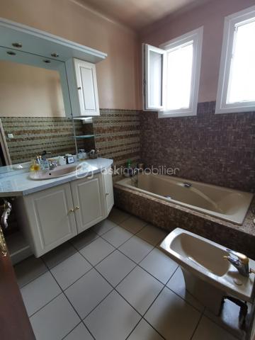 Située dans un secteur recherché d’Aureilhan, cette charmante maison individuelle des années 60 développe environ 140 m² habitables sur un magnifique terrain arboré d'environ 1300 m² avec vue imprenable sur les Pyrénées.

Édifiée sur deux niveaux, cette propriété offre une configuration idéale pour une grande famille, un projet intergénérationnel ou encore un investissement avec deux espaces de vie distincts.

Au rez-de-chaussée, vous découvrirez un appartement indépendant comprenant une chambre, un séjour lumineux avec accès direct à une terrasse exposée plein sud et au jardin, une cuisine séparée à aménager selon vos envies, une salle de bains à rénover ainsi qu’un WC indépendant. Un grand garage avec portail automatisé et un vaste espace buanderie complètent ce niveau.

À l’étage, accessible aussi bien par l’intérieur que par un accès extérieur indépendant, vous serez séduits par un spacieux séjour chaleureux sublimé par un magnifique parquet et une cheminée avec insert. La grande cuisine aménagée et équipée offre un espace convivial et fonctionnel. Deux belles chambres lumineuses, dont une avec accès à une terrasse plein sud, une grande salle de bains ainsi qu’un WC séparé composent cet étage.

La maison bénéficie de prestations de qualité : menuiseries double vitrage récentes avec volets roulants électriques, chaudière gaz récente, système d’alarme, arrosage automatique et robot tondeuse pour un entretien simplifié du superbe jardin. L'isolation des combles est en cours. 

Vous apprécierez particulièrement son environnement calme et verdoyant tout en profitant d’un emplacement privilégié avec accès rapide aux commerces, écoles et commodités du quotidien (boulangerie, bureau de tabac, Lidl…).

Un bien rare sur le secteur, alliant confort, potentiel et qualité de vie.

Pour plus d’informations ou organiser une visite, contactez Jérôme NETO.
