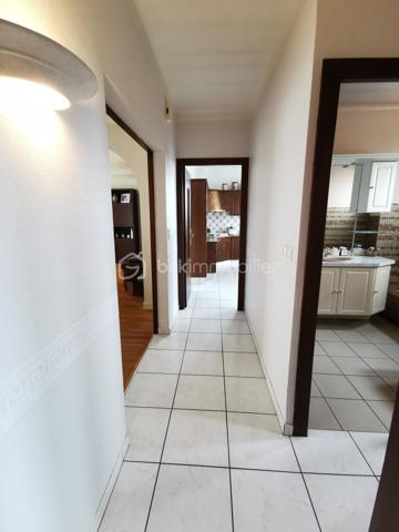 Située dans un secteur recherché d’Aureilhan, cette charmante maison individuelle des années 60 développe environ 140 m² habitables sur un magnifique terrain arboré d'environ 1300 m² avec vue imprenable sur les Pyrénées.

Édifiée sur deux niveaux, cette propriété offre une configuration idéale pour une grande famille, un projet intergénérationnel ou encore un investissement avec deux espaces de vie distincts.

Au rez-de-chaussée, vous découvrirez un appartement indépendant comprenant une chambre, un séjour lumineux avec accès direct à une terrasse exposée plein sud et au jardin, une cuisine séparée à aménager selon vos envies, une salle de bains à rénover ainsi qu’un WC indépendant. Un grand garage avec portail automatisé et un vaste espace buanderie complètent ce niveau.

À l’étage, accessible aussi bien par l’intérieur que par un accès extérieur indépendant, vous serez séduits par un spacieux séjour chaleureux sublimé par un magnifique parquet et une cheminée avec insert. La grande cuisine aménagée et équipée offre un espace convivial et fonctionnel. Deux belles chambres lumineuses, dont une avec accès à une terrasse plein sud, une grande salle de bains ainsi qu’un WC séparé composent cet étage.

La maison bénéficie de prestations de qualité : menuiseries double vitrage récentes avec volets roulants électriques, chaudière gaz récente, système d’alarme, arrosage automatique et robot tondeuse pour un entretien simplifié du superbe jardin. L'isolation des combles est en cours. 

Vous apprécierez particulièrement son environnement calme et verdoyant tout en profitant d’un emplacement privilégié avec accès rapide aux commerces, écoles et commodités du quotidien (boulangerie, bureau de tabac, Lidl…).

Un bien rare sur le secteur, alliant confort, potentiel et qualité de vie.

Pour plus d’informations ou organiser une visite, contactez Jérôme NETO.