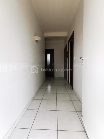 Située dans un secteur recherché d’Aureilhan, cette charmante maison individuelle des années 60 développe environ 140 m² habitables sur un magnifique terrain arboré d'environ 1300 m² avec vue imprenable sur les Pyrénées.

Édifiée sur deux niveaux, cette propriété offre une configuration idéale pour une grande famille, un projet intergénérationnel ou encore un investissement avec deux espaces de vie distincts.

Au rez-de-chaussée, vous découvrirez un appartement indépendant comprenant une chambre, un séjour lumineux avec accès direct à une terrasse exposée plein sud et au jardin, une cuisine séparée à aménager selon vos envies, une salle de bains à rénover ainsi qu’un WC indépendant. Un grand garage avec portail automatisé et un vaste espace buanderie complètent ce niveau.

À l’étage, accessible aussi bien par l’intérieur que par un accès extérieur indépendant, vous serez séduits par un spacieux séjour chaleureux sublimé par un magnifique parquet et une cheminée avec insert. La grande cuisine aménagée et équipée offre un espace convivial et fonctionnel. Deux belles chambres lumineuses, dont une avec accès à une terrasse plein sud, une grande salle de bains ainsi qu’un WC séparé composent cet étage.

La maison bénéficie de prestations de qualité : menuiseries double vitrage récentes avec volets roulants électriques, chaudière gaz récente, système d’alarme, arrosage automatique et robot tondeuse pour un entretien simplifié du superbe jardin. L'isolation des combles est en cours. 

Vous apprécierez particulièrement son environnement calme et verdoyant tout en profitant d’un emplacement privilégié avec accès rapide aux commerces, écoles et commodités du quotidien (boulangerie, bureau de tabac, Lidl…).

Un bien rare sur le secteur, alliant confort, potentiel et qualité de vie.

Pour plus d’informations ou organiser une visite, contactez Jérôme NETO.