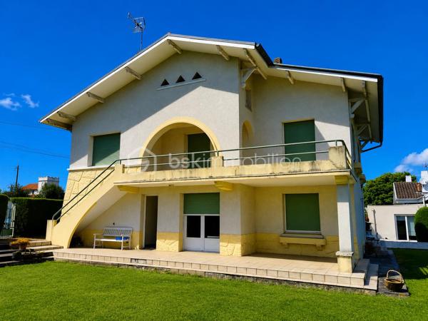 Située dans un secteur recherché d’Aureilhan, cette charmante maison individuelle des années 60 développe environ 140 m² habitables sur un magnifique terrain arboré d'environ 1300 m² avec vue imprenable sur les Pyrénées.

Édifiée sur deux niveaux, cette propriété offre une configuration idéale pour une grande famille, un projet intergénérationnel ou encore un investissement avec deux espaces de vie distincts.

Au rez-de-chaussée, vous découvrirez un appartement indépendant comprenant une chambre, un séjour lumineux avec accès direct à une terrasse exposée plein sud et au jardin, une cuisine séparée à aménager selon vos envies, une salle de bains à rénover ainsi qu’un WC indépendant. Un grand garage avec portail automatisé et un vaste espace buanderie complètent ce niveau.

À l’étage, accessible aussi bien par l’intérieur que par un accès extérieur indépendant, vous serez séduits par un spacieux séjour chaleureux sublimé par un magnifique parquet et une cheminée avec insert. La grande cuisine aménagée et équipée offre un espace convivial et fonctionnel. Deux belles chambres lumineuses, dont une avec accès à une terrasse plein sud, une grande salle de bains ainsi qu’un WC séparé composent cet étage.

La maison bénéficie de prestations de qualité : menuiseries double vitrage récentes avec volets roulants électriques, chaudière gaz récente, système d’alarme, arrosage automatique et robot tondeuse pour un entretien simplifié du superbe jardin. L'isolation des combles est en cours. 

Vous apprécierez particulièrement son environnement calme et verdoyant tout en profitant d’un emplacement privilégié avec accès rapide aux commerces, écoles et commodités du quotidien (boulangerie, bureau de tabac, Lidl…).

Un bien rare sur le secteur, alliant confort, potentiel et qualité de vie.

Pour plus d’informations ou organiser une visite, contactez Jérôme NETO.