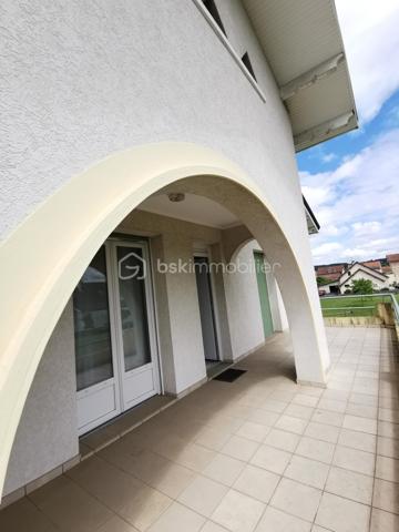 Située dans un secteur recherché d’Aureilhan, cette charmante maison individuelle des années 60 développe environ 140 m² habitables sur un magnifique terrain arboré d'environ 1300 m² avec vue imprenable sur les Pyrénées.

Édifiée sur deux niveaux, cette propriété offre une configuration idéale pour une grande famille, un projet intergénérationnel ou encore un investissement avec deux espaces de vie distincts.

Au rez-de-chaussée, vous découvrirez un appartement indépendant comprenant une chambre, un séjour lumineux avec accès direct à une terrasse exposée plein sud et au jardin, une cuisine séparée à aménager selon vos envies, une salle de bains à rénover ainsi qu’un WC indépendant. Un grand garage avec portail automatisé et un vaste espace buanderie complètent ce niveau.

À l’étage, accessible aussi bien par l’intérieur que par un accès extérieur indépendant, vous serez séduits par un spacieux séjour chaleureux sublimé par un magnifique parquet et une cheminée avec insert. La grande cuisine aménagée et équipée offre un espace convivial et fonctionnel. Deux belles chambres lumineuses, dont une avec accès à une terrasse plein sud, une grande salle de bains ainsi qu’un WC séparé composent cet étage.

La maison bénéficie de prestations de qualité : menuiseries double vitrage récentes avec volets roulants électriques, chaudière gaz récente, système d’alarme, arrosage automatique et robot tondeuse pour un entretien simplifié du superbe jardin. L'isolation des combles est en cours. 

Vous apprécierez particulièrement son environnement calme et verdoyant tout en profitant d’un emplacement privilégié avec accès rapide aux commerces, écoles et commodités du quotidien (boulangerie, bureau de tabac, Lidl…).

Un bien rare sur le secteur, alliant confort, potentiel et qualité de vie.

Pour plus d’informations ou organiser une visite, contactez Jérôme NETO.