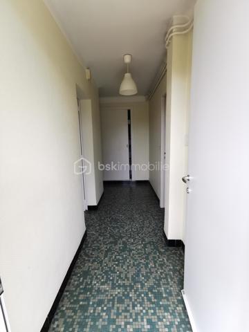 Située dans un secteur recherché d’Aureilhan, cette charmante maison individuelle des années 60 développe environ 140 m² habitables sur un magnifique terrain arboré d'environ 1300 m² avec vue imprenable sur les Pyrénées.

Édifiée sur deux niveaux, cette propriété offre une configuration idéale pour une grande famille, un projet intergénérationnel ou encore un investissement avec deux espaces de vie distincts.

Au rez-de-chaussée, vous découvrirez un appartement indépendant comprenant une chambre, un séjour lumineux avec accès direct à une terrasse exposée plein sud et au jardin, une cuisine séparée à aménager selon vos envies, une salle de bains à rénover ainsi qu’un WC indépendant. Un grand garage avec portail automatisé et un vaste espace buanderie complètent ce niveau.

À l’étage, accessible aussi bien par l’intérieur que par un accès extérieur indépendant, vous serez séduits par un spacieux séjour chaleureux sublimé par un magnifique parquet et une cheminée avec insert. La grande cuisine aménagée et équipée offre un espace convivial et fonctionnel. Deux belles chambres lumineuses, dont une avec accès à une terrasse plein sud, une grande salle de bains ainsi qu’un WC séparé composent cet étage.

La maison bénéficie de prestations de qualité : menuiseries double vitrage récentes avec volets roulants électriques, chaudière gaz récente, système d’alarme, arrosage automatique et robot tondeuse pour un entretien simplifié du superbe jardin. L'isolation des combles est en cours. 

Vous apprécierez particulièrement son environnement calme et verdoyant tout en profitant d’un emplacement privilégié avec accès rapide aux commerces, écoles et commodités du quotidien (boulangerie, bureau de tabac, Lidl…).

Un bien rare sur le secteur, alliant confort, potentiel et qualité de vie.

Pour plus d’informations ou organiser une visite, contactez Jérôme NETO.