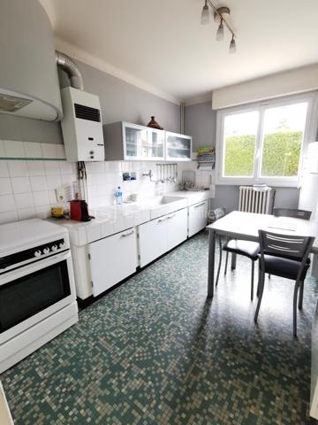 Située dans un secteur recherché d’Aureilhan, cette charmante maison individuelle des années 60 développe environ 140 m² habitables sur un magnifique terrain arboré d'environ 1300 m² avec vue imprenable sur les Pyrénées.

Édifiée sur deux niveaux, cette propriété offre une configuration idéale pour une grande famille, un projet intergénérationnel ou encore un investissement avec deux espaces de vie distincts.

Au rez-de-chaussée, vous découvrirez un appartement indépendant comprenant une chambre, un séjour lumineux avec accès direct à une terrasse exposée plein sud et au jardin, une cuisine séparée à aménager selon vos envies, une salle de bains à rénover ainsi qu’un WC indépendant. Un grand garage avec portail automatisé et un vaste espace buanderie complètent ce niveau.

À l’étage, accessible aussi bien par l’intérieur que par un accès extérieur indépendant, vous serez séduits par un spacieux séjour chaleureux sublimé par un magnifique parquet et une cheminée avec insert. La grande cuisine aménagée et équipée offre un espace convivial et fonctionnel. Deux belles chambres lumineuses, dont une avec accès à une terrasse plein sud, une grande salle de bains ainsi qu’un WC séparé composent cet étage.

La maison bénéficie de prestations de qualité : menuiseries double vitrage récentes avec volets roulants électriques, chaudière gaz récente, système d’alarme, arrosage automatique et robot tondeuse pour un entretien simplifié du superbe jardin. L'isolation des combles est en cours. 

Vous apprécierez particulièrement son environnement calme et verdoyant tout en profitant d’un emplacement privilégié avec accès rapide aux commerces, écoles et commodités du quotidien (boulangerie, bureau de tabac, Lidl…).

Un bien rare sur le secteur, alliant confort, potentiel et qualité de vie.

Pour plus d’informations ou organiser une visite, contactez Jérôme NETO.
