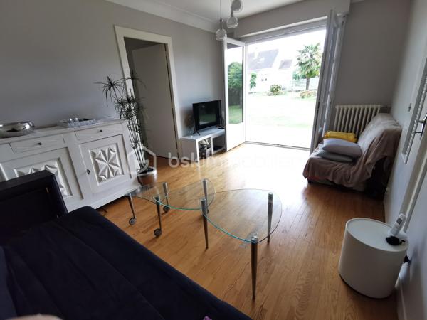 Située dans un secteur recherché d’Aureilhan, cette charmante maison individuelle des années 60 développe environ 140 m² habitables sur un magnifique terrain arboré d'environ 1300 m² avec vue imprenable sur les Pyrénées.

Édifiée sur deux niveaux, cette propriété offre une configuration idéale pour une grande famille, un projet intergénérationnel ou encore un investissement avec deux espaces de vie distincts.

Au rez-de-chaussée, vous découvrirez un appartement indépendant comprenant une chambre, un séjour lumineux avec accès direct à une terrasse exposée plein sud et au jardin, une cuisine séparée à aménager selon vos envies, une salle de bains à rénover ainsi qu’un WC indépendant. Un grand garage avec portail automatisé et un vaste espace buanderie complètent ce niveau.

À l’étage, accessible aussi bien par l’intérieur que par un accès extérieur indépendant, vous serez séduits par un spacieux séjour chaleureux sublimé par un magnifique parquet et une cheminée avec insert. La grande cuisine aménagée et équipée offre un espace convivial et fonctionnel. Deux belles chambres lumineuses, dont une avec accès à une terrasse plein sud, une grande salle de bains ainsi qu’un WC séparé composent cet étage.

La maison bénéficie de prestations de qualité : menuiseries double vitrage récentes avec volets roulants électriques, chaudière gaz récente, système d’alarme, arrosage automatique et robot tondeuse pour un entretien simplifié du superbe jardin. L'isolation des combles est en cours. 

Vous apprécierez particulièrement son environnement calme et verdoyant tout en profitant d’un emplacement privilégié avec accès rapide aux commerces, écoles et commodités du quotidien (boulangerie, bureau de tabac, Lidl…).

Un bien rare sur le secteur, alliant confort, potentiel et qualité de vie.

Pour plus d’informations ou organiser une visite, contactez Jérôme NETO.