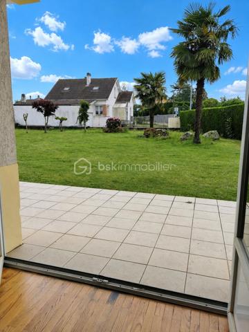 Située dans un secteur recherché d’Aureilhan, cette charmante maison individuelle des années 60 développe environ 140 m² habitables sur un magnifique terrain arboré d'environ 1300 m² avec vue imprenable sur les Pyrénées.

Édifiée sur deux niveaux, cette propriété offre une configuration idéale pour une grande famille, un projet intergénérationnel ou encore un investissement avec deux espaces de vie distincts.

Au rez-de-chaussée, vous découvrirez un appartement indépendant comprenant une chambre, un séjour lumineux avec accès direct à une terrasse exposée plein sud et au jardin, une cuisine séparée à aménager selon vos envies, une salle de bains à rénover ainsi qu’un WC indépendant. Un grand garage avec portail automatisé et un vaste espace buanderie complètent ce niveau.

À l’étage, accessible aussi bien par l’intérieur que par un accès extérieur indépendant, vous serez séduits par un spacieux séjour chaleureux sublimé par un magnifique parquet et une cheminée avec insert. La grande cuisine aménagée et équipée offre un espace convivial et fonctionnel. Deux belles chambres lumineuses, dont une avec accès à une terrasse plein sud, une grande salle de bains ainsi qu’un WC séparé composent cet étage.

La maison bénéficie de prestations de qualité : menuiseries double vitrage récentes avec volets roulants électriques, chaudière gaz récente, système d’alarme, arrosage automatique et robot tondeuse pour un entretien simplifié du superbe jardin. L'isolation des combles est en cours. 

Vous apprécierez particulièrement son environnement calme et verdoyant tout en profitant d’un emplacement privilégié avec accès rapide aux commerces, écoles et commodités du quotidien (boulangerie, bureau de tabac, Lidl…).

Un bien rare sur le secteur, alliant confort, potentiel et qualité de vie.

Pour plus d’informations ou organiser une visite, contactez Jérôme NETO.