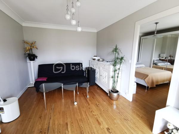 Située dans un secteur recherché d’Aureilhan, cette charmante maison individuelle des années 60 développe environ 140 m² habitables sur un magnifique terrain arboré d'environ 1300 m² avec vue imprenable sur les Pyrénées.

Édifiée sur deux niveaux, cette propriété offre une configuration idéale pour une grande famille, un projet intergénérationnel ou encore un investissement avec deux espaces de vie distincts.

Au rez-de-chaussée, vous découvrirez un appartement indépendant comprenant une chambre, un séjour lumineux avec accès direct à une terrasse exposée plein sud et au jardin, une cuisine séparée à aménager selon vos envies, une salle de bains à rénover ainsi qu’un WC indépendant. Un grand garage avec portail automatisé et un vaste espace buanderie complètent ce niveau.

À l’étage, accessible aussi bien par l’intérieur que par un accès extérieur indépendant, vous serez séduits par un spacieux séjour chaleureux sublimé par un magnifique parquet et une cheminée avec insert. La grande cuisine aménagée et équipée offre un espace convivial et fonctionnel. Deux belles chambres lumineuses, dont une avec accès à une terrasse plein sud, une grande salle de bains ainsi qu’un WC séparé composent cet étage.

La maison bénéficie de prestations de qualité : menuiseries double vitrage récentes avec volets roulants électriques, chaudière gaz récente, système d’alarme, arrosage automatique et robot tondeuse pour un entretien simplifié du superbe jardin. L'isolation des combles est en cours. 

Vous apprécierez particulièrement son environnement calme et verdoyant tout en profitant d’un emplacement privilégié avec accès rapide aux commerces, écoles et commodités du quotidien (boulangerie, bureau de tabac, Lidl…).

Un bien rare sur le secteur, alliant confort, potentiel et qualité de vie.

Pour plus d’informations ou organiser une visite, contactez Jérôme NETO.