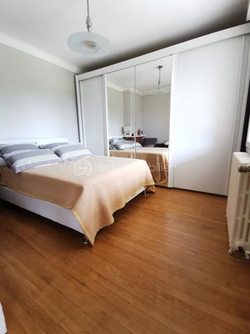 Située dans un secteur recherché d’Aureilhan, cette charmante maison individuelle des années 60 développe environ 140 m² habitables sur un magnifique terrain arboré d'environ 1300 m² avec vue imprenable sur les Pyrénées.

Édifiée sur deux niveaux, cette propriété offre une configuration idéale pour une grande famille, un projet intergénérationnel ou encore un investissement avec deux espaces de vie distincts.

Au rez-de-chaussée, vous découvrirez un appartement indépendant comprenant une chambre, un séjour lumineux avec accès direct à une terrasse exposée plein sud et au jardin, une cuisine séparée à aménager selon vos envies, une salle de bains à rénover ainsi qu’un WC indépendant. Un grand garage avec portail automatisé et un vaste espace buanderie complètent ce niveau.

À l’étage, accessible aussi bien par l’intérieur que par un accès extérieur indépendant, vous serez séduits par un spacieux séjour chaleureux sublimé par un magnifique parquet et une cheminée avec insert. La grande cuisine aménagée et équipée offre un espace convivial et fonctionnel. Deux belles chambres lumineuses, dont une avec accès à une terrasse plein sud, une grande salle de bains ainsi qu’un WC séparé composent cet étage.

La maison bénéficie de prestations de qualité : menuiseries double vitrage récentes avec volets roulants électriques, chaudière gaz récente, système d’alarme, arrosage automatique et robot tondeuse pour un entretien simplifié du superbe jardin. L'isolation des combles est en cours. 

Vous apprécierez particulièrement son environnement calme et verdoyant tout en profitant d’un emplacement privilégié avec accès rapide aux commerces, écoles et commodités du quotidien (boulangerie, bureau de tabac, Lidl…).

Un bien rare sur le secteur, alliant confort, potentiel et qualité de vie.

Pour plus d’informations ou organiser une visite, contactez Jérôme NETO.