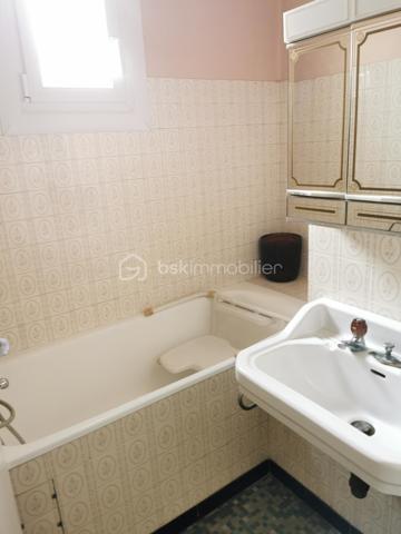 Située dans un secteur recherché d’Aureilhan, cette charmante maison individuelle des années 60 développe environ 140 m² habitables sur un magnifique terrain arboré d'environ 1300 m² avec vue imprenable sur les Pyrénées.

Édifiée sur deux niveaux, cette propriété offre une configuration idéale pour une grande famille, un projet intergénérationnel ou encore un investissement avec deux espaces de vie distincts.

Au rez-de-chaussée, vous découvrirez un appartement indépendant comprenant une chambre, un séjour lumineux avec accès direct à une terrasse exposée plein sud et au jardin, une cuisine séparée à aménager selon vos envies, une salle de bains à rénover ainsi qu’un WC indépendant. Un grand garage avec portail automatisé et un vaste espace buanderie complètent ce niveau.

À l’étage, accessible aussi bien par l’intérieur que par un accès extérieur indépendant, vous serez séduits par un spacieux séjour chaleureux sublimé par un magnifique parquet et une cheminée avec insert. La grande cuisine aménagée et équipée offre un espace convivial et fonctionnel. Deux belles chambres lumineuses, dont une avec accès à une terrasse plein sud, une grande salle de bains ainsi qu’un WC séparé composent cet étage.

La maison bénéficie de prestations de qualité : menuiseries double vitrage récentes avec volets roulants électriques, chaudière gaz récente, système d’alarme, arrosage automatique et robot tondeuse pour un entretien simplifié du superbe jardin. L'isolation des combles est en cours. 

Vous apprécierez particulièrement son environnement calme et verdoyant tout en profitant d’un emplacement privilégié avec accès rapide aux commerces, écoles et commodités du quotidien (boulangerie, bureau de tabac, Lidl…).

Un bien rare sur le secteur, alliant confort, potentiel et qualité de vie.

Pour plus d’informations ou organiser une visite, contactez Jérôme NETO.
