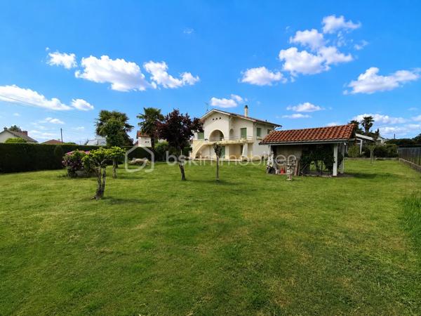 Située dans un secteur recherché d’Aureilhan, cette charmante maison individuelle des années 60 développe environ 140 m² habitables sur un magnifique terrain arboré d'environ 1300 m² avec vue imprenable sur les Pyrénées.

Édifiée sur deux niveaux, cette propriété offre une configuration idéale pour une grande famille, un projet intergénérationnel ou encore un investissement avec deux espaces de vie distincts.

Au rez-de-chaussée, vous découvrirez un appartement indépendant comprenant une chambre, un séjour lumineux avec accès direct à une terrasse exposée plein sud et au jardin, une cuisine séparée à aménager selon vos envies, une salle de bains à rénover ainsi qu’un WC indépendant. Un grand garage avec portail automatisé et un vaste espace buanderie complètent ce niveau.

À l’étage, accessible aussi bien par l’intérieur que par un accès extérieur indépendant, vous serez séduits par un spacieux séjour chaleureux sublimé par un magnifique parquet et une cheminée avec insert. La grande cuisine aménagée et équipée offre un espace convivial et fonctionnel. Deux belles chambres lumineuses, dont une avec accès à une terrasse plein sud, une grande salle de bains ainsi qu’un WC séparé composent cet étage.

La maison bénéficie de prestations de qualité : menuiseries double vitrage récentes avec volets roulants électriques, chaudière gaz récente, système d’alarme, arrosage automatique et robot tondeuse pour un entretien simplifié du superbe jardin. L'isolation des combles est en cours. 

Vous apprécierez particulièrement son environnement calme et verdoyant tout en profitant d’un emplacement privilégié avec accès rapide aux commerces, écoles et commodités du quotidien (boulangerie, bureau de tabac, Lidl…).

Un bien rare sur le secteur, alliant confort, potentiel et qualité de vie.

Pour plus d’informations ou organiser une visite, contactez Jérôme NETO.