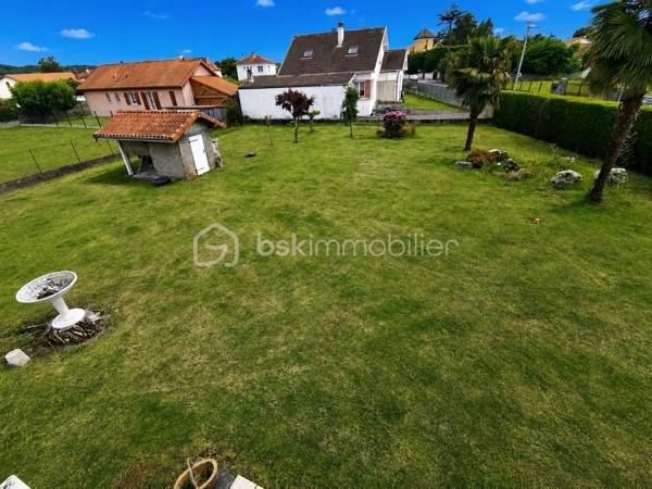 Située dans un secteur recherché d’Aureilhan, cette charmante maison individuelle des années 60 développe environ 140 m² habitables sur un magnifique terrain arboré d'environ 1300 m² avec vue imprenable sur les Pyrénées.

Édifiée sur deux niveaux, cette propriété offre une configuration idéale pour une grande famille, un projet intergénérationnel ou encore un investissement avec deux espaces de vie distincts.

Au rez-de-chaussée, vous découvrirez un appartement indépendant comprenant une chambre, un séjour lumineux avec accès direct à une terrasse exposée plein sud et au jardin, une cuisine séparée à aménager selon vos envies, une salle de bains à rénover ainsi qu’un WC indépendant. Un grand garage avec portail automatisé et un vaste espace buanderie complètent ce niveau.

À l’étage, accessible aussi bien par l’intérieur que par un accès extérieur indépendant, vous serez séduits par un spacieux séjour chaleureux sublimé par un magnifique parquet et une cheminée avec insert. La grande cuisine aménagée et équipée offre un espace convivial et fonctionnel. Deux belles chambres lumineuses, dont une avec accès à une terrasse plein sud, une grande salle de bains ainsi qu’un WC séparé composent cet étage.

La maison bénéficie de prestations de qualité : menuiseries double vitrage récentes avec volets roulants électriques, chaudière gaz récente, système d’alarme, arrosage automatique et robot tondeuse pour un entretien simplifié du superbe jardin. L'isolation des combles est en cours. 

Vous apprécierez particulièrement son environnement calme et verdoyant tout en profitant d’un emplacement privilégié avec accès rapide aux commerces, écoles et commodités du quotidien (boulangerie, bureau de tabac, Lidl…).

Un bien rare sur le secteur, alliant confort, potentiel et qualité de vie.

Pour plus d’informations ou organiser une visite, contactez Jérôme NETO.