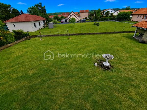 Située dans un secteur recherché d’Aureilhan, cette charmante maison individuelle des années 60 développe environ 140 m² habitables sur un magnifique terrain arboré d'environ 1300 m² avec vue imprenable sur les Pyrénées.

Édifiée sur deux niveaux, cette propriété offre une configuration idéale pour une grande famille, un projet intergénérationnel ou encore un investissement avec deux espaces de vie distincts.

Au rez-de-chaussée, vous découvrirez un appartement indépendant comprenant une chambre, un séjour lumineux avec accès direct à une terrasse exposée plein sud et au jardin, une cuisine séparée à aménager selon vos envies, une salle de bains à rénover ainsi qu’un WC indépendant. Un grand garage avec portail automatisé et un vaste espace buanderie complètent ce niveau.

À l’étage, accessible aussi bien par l’intérieur que par un accès extérieur indépendant, vous serez séduits par un spacieux séjour chaleureux sublimé par un magnifique parquet et une cheminée avec insert. La grande cuisine aménagée et équipée offre un espace convivial et fonctionnel. Deux belles chambres lumineuses, dont une avec accès à une terrasse plein sud, une grande salle de bains ainsi qu’un WC séparé composent cet étage.

La maison bénéficie de prestations de qualité : menuiseries double vitrage récentes avec volets roulants électriques, chaudière gaz récente, système d’alarme, arrosage automatique et robot tondeuse pour un entretien simplifié du superbe jardin. L'isolation des combles est en cours. 

Vous apprécierez particulièrement son environnement calme et verdoyant tout en profitant d’un emplacement privilégié avec accès rapide aux commerces, écoles et commodités du quotidien (boulangerie, bureau de tabac, Lidl…).

Un bien rare sur le secteur, alliant confort, potentiel et qualité de vie.

Pour plus d’informations ou organiser une visite, contactez Jérôme NETO.