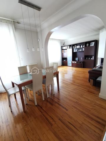 Située dans un secteur recherché d’Aureilhan, cette charmante maison individuelle des années 60 développe environ 140 m² habitables sur un magnifique terrain arboré d'environ 1300 m² avec vue imprenable sur les Pyrénées.

Édifiée sur deux niveaux, cette propriété offre une configuration idéale pour une grande famille, un projet intergénérationnel ou encore un investissement avec deux espaces de vie distincts.

Au rez-de-chaussée, vous découvrirez un appartement indépendant comprenant une chambre, un séjour lumineux avec accès direct à une terrasse exposée plein sud et au jardin, une cuisine séparée à aménager selon vos envies, une salle de bains à rénover ainsi qu’un WC indépendant. Un grand garage avec portail automatisé et un vaste espace buanderie complètent ce niveau.

À l’étage, accessible aussi bien par l’intérieur que par un accès extérieur indépendant, vous serez séduits par un spacieux séjour chaleureux sublimé par un magnifique parquet et une cheminée avec insert. La grande cuisine aménagée et équipée offre un espace convivial et fonctionnel. Deux belles chambres lumineuses, dont une avec accès à une terrasse plein sud, une grande salle de bains ainsi qu’un WC séparé composent cet étage.

La maison bénéficie de prestations de qualité : menuiseries double vitrage récentes avec volets roulants électriques, chaudière gaz récente, système d’alarme, arrosage automatique et robot tondeuse pour un entretien simplifié du superbe jardin. L'isolation des combles est en cours. 

Vous apprécierez particulièrement son environnement calme et verdoyant tout en profitant d’un emplacement privilégié avec accès rapide aux commerces, écoles et commodités du quotidien (boulangerie, bureau de tabac, Lidl…).

Un bien rare sur le secteur, alliant confort, potentiel et qualité de vie.

Pour plus d’informations ou organiser une visite, contactez Jérôme NETO.
