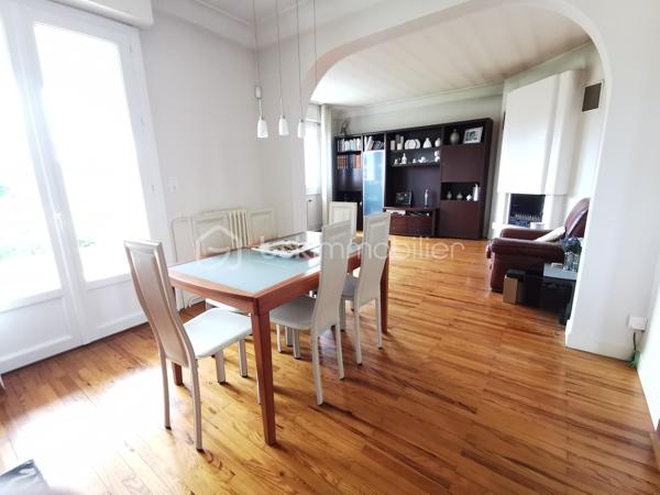 Située dans un secteur recherché d’Aureilhan, cette charmante maison individuelle des années 60 développe environ 140 m² habitables sur un magnifique terrain arboré d'environ 1300 m² avec vue imprenable sur les Pyrénées.

Édifiée sur deux niveaux, cette propriété offre une configuration idéale pour une grande famille, un projet intergénérationnel ou encore un investissement avec deux espaces de vie distincts.

Au rez-de-chaussée, vous découvrirez un appartement indépendant comprenant une chambre, un séjour lumineux avec accès direct à une terrasse exposée plein sud et au jardin, une cuisine séparée à aménager selon vos envies, une salle de bains à rénover ainsi qu’un WC indépendant. Un grand garage avec portail automatisé et un vaste espace buanderie complètent ce niveau.

À l’étage, accessible aussi bien par l’intérieur que par un accès extérieur indépendant, vous serez séduits par un spacieux séjour chaleureux sublimé par un magnifique parquet et une cheminée avec insert. La grande cuisine aménagée et équipée offre un espace convivial et fonctionnel. Deux belles chambres lumineuses, dont une avec accès à une terrasse plein sud, une grande salle de bains ainsi qu’un WC séparé composent cet étage.

La maison bénéficie de prestations de qualité : menuiseries double vitrage récentes avec volets roulants électriques, chaudière gaz récente, système d’alarme, arrosage automatique et robot tondeuse pour un entretien simplifié du superbe jardin. L'isolation des combles est en cours. 

Vous apprécierez particulièrement son environnement calme et verdoyant tout en profitant d’un emplacement privilégié avec accès rapide aux commerces, écoles et commodités du quotidien (boulangerie, bureau de tabac, Lidl…).

Un bien rare sur le secteur, alliant confort, potentiel et qualité de vie.

Pour plus d’informations ou organiser une visite, contactez Jérôme NETO.
