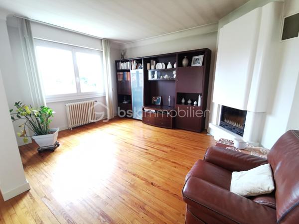 Située dans un secteur recherché d’Aureilhan, cette charmante maison individuelle des années 60 développe environ 140 m² habitables sur un magnifique terrain arboré d'environ 1300 m² avec vue imprenable sur les Pyrénées.

Édifiée sur deux niveaux, cette propriété offre une configuration idéale pour une grande famille, un projet intergénérationnel ou encore un investissement avec deux espaces de vie distincts.

Au rez-de-chaussée, vous découvrirez un appartement indépendant comprenant une chambre, un séjour lumineux avec accès direct à une terrasse exposée plein sud et au jardin, une cuisine séparée à aménager selon vos envies, une salle de bains à rénover ainsi qu’un WC indépendant. Un grand garage avec portail automatisé et un vaste espace buanderie complètent ce niveau.

À l’étage, accessible aussi bien par l’intérieur que par un accès extérieur indépendant, vous serez séduits par un spacieux séjour chaleureux sublimé par un magnifique parquet et une cheminée avec insert. La grande cuisine aménagée et équipée offre un espace convivial et fonctionnel. Deux belles chambres lumineuses, dont une avec accès à une terrasse plein sud, une grande salle de bains ainsi qu’un WC séparé composent cet étage.

La maison bénéficie de prestations de qualité : menuiseries double vitrage récentes avec volets roulants électriques, chaudière gaz récente, système d’alarme, arrosage automatique et robot tondeuse pour un entretien simplifié du superbe jardin. L'isolation des combles est en cours. 

Vous apprécierez particulièrement son environnement calme et verdoyant tout en profitant d’un emplacement privilégié avec accès rapide aux commerces, écoles et commodités du quotidien (boulangerie, bureau de tabac, Lidl…).

Un bien rare sur le secteur, alliant confort, potentiel et qualité de vie.

Pour plus d’informations ou organiser une visite, contactez Jérôme NETO.