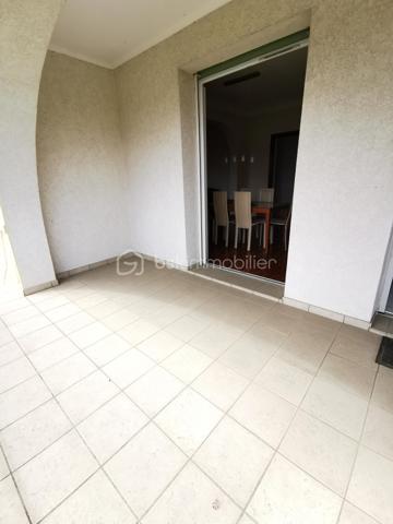 Située dans un secteur recherché d’Aureilhan, cette charmante maison individuelle des années 60 développe environ 140 m² habitables sur un magnifique terrain arboré d'environ 1300 m² avec vue imprenable sur les Pyrénées.

Édifiée sur deux niveaux, cette propriété offre une configuration idéale pour une grande famille, un projet intergénérationnel ou encore un investissement avec deux espaces de vie distincts.

Au rez-de-chaussée, vous découvrirez un appartement indépendant comprenant une chambre, un séjour lumineux avec accès direct à une terrasse exposée plein sud et au jardin, une cuisine séparée à aménager selon vos envies, une salle de bains à rénover ainsi qu’un WC indépendant. Un grand garage avec portail automatisé et un vaste espace buanderie complètent ce niveau.

À l’étage, accessible aussi bien par l’intérieur que par un accès extérieur indépendant, vous serez séduits par un spacieux séjour chaleureux sublimé par un magnifique parquet et une cheminée avec insert. La grande cuisine aménagée et équipée offre un espace convivial et fonctionnel. Deux belles chambres lumineuses, dont une avec accès à une terrasse plein sud, une grande salle de bains ainsi qu’un WC séparé composent cet étage.

La maison bénéficie de prestations de qualité : menuiseries double vitrage récentes avec volets roulants électriques, chaudière gaz récente, système d’alarme, arrosage automatique et robot tondeuse pour un entretien simplifié du superbe jardin. L'isolation des combles est en cours. 

Vous apprécierez particulièrement son environnement calme et verdoyant tout en profitant d’un emplacement privilégié avec accès rapide aux commerces, écoles et commodités du quotidien (boulangerie, bureau de tabac, Lidl…).

Un bien rare sur le secteur, alliant confort, potentiel et qualité de vie.

Pour plus d’informations ou organiser une visite, contactez Jérôme NETO.