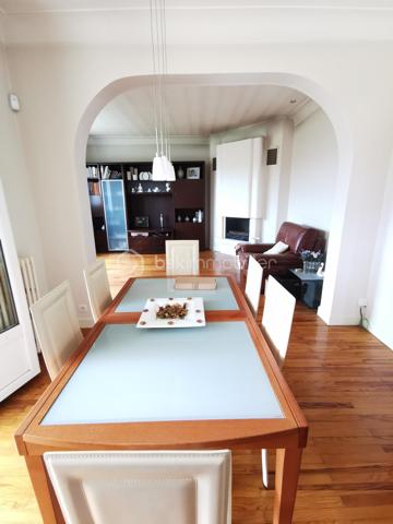 Située dans un secteur recherché d’Aureilhan, cette charmante maison individuelle des années 60 développe environ 140 m² habitables sur un magnifique terrain arboré d'environ 1300 m² avec vue imprenable sur les Pyrénées.

Édifiée sur deux niveaux, cette propriété offre une configuration idéale pour une grande famille, un projet intergénérationnel ou encore un investissement avec deux espaces de vie distincts.

Au rez-de-chaussée, vous découvrirez un appartement indépendant comprenant une chambre, un séjour lumineux avec accès direct à une terrasse exposée plein sud et au jardin, une cuisine séparée à aménager selon vos envies, une salle de bains à rénover ainsi qu’un WC indépendant. Un grand garage avec portail automatisé et un vaste espace buanderie complètent ce niveau.

À l’étage, accessible aussi bien par l’intérieur que par un accès extérieur indépendant, vous serez séduits par un spacieux séjour chaleureux sublimé par un magnifique parquet et une cheminée avec insert. La grande cuisine aménagée et équipée offre un espace convivial et fonctionnel. Deux belles chambres lumineuses, dont une avec accès à une terrasse plein sud, une grande salle de bains ainsi qu’un WC séparé composent cet étage.

La maison bénéficie de prestations de qualité : menuiseries double vitrage récentes avec volets roulants électriques, chaudière gaz récente, système d’alarme, arrosage automatique et robot tondeuse pour un entretien simplifié du superbe jardin. L'isolation des combles est en cours. 

Vous apprécierez particulièrement son environnement calme et verdoyant tout en profitant d’un emplacement privilégié avec accès rapide aux commerces, écoles et commodités du quotidien (boulangerie, bureau de tabac, Lidl…).

Un bien rare sur le secteur, alliant confort, potentiel et qualité de vie.

Pour plus d’informations ou organiser une visite, contactez Jérôme NETO.