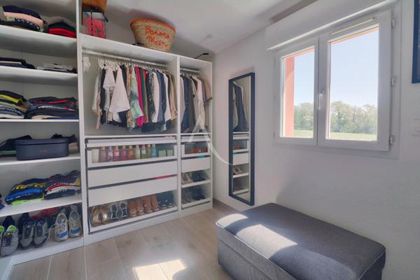 VILLA LUMINEUSE AU CALME DANS RESIDENCE SECURISEE AVEC PISCINE