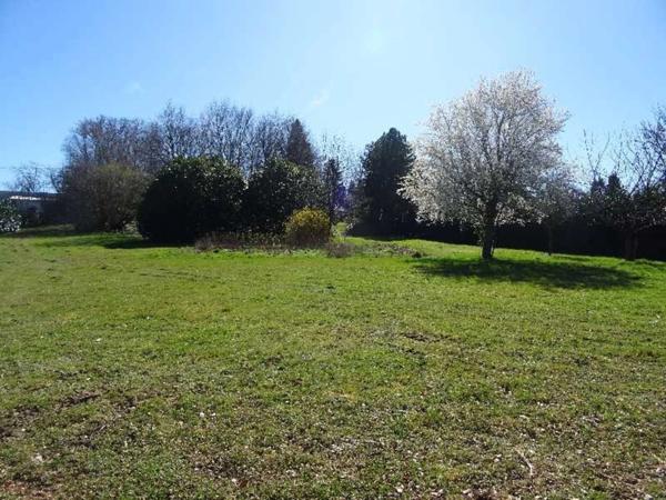 PANAZOL TRES BEAU TERRAIN PLAT VIABILISE DE 1170 M² LOT A