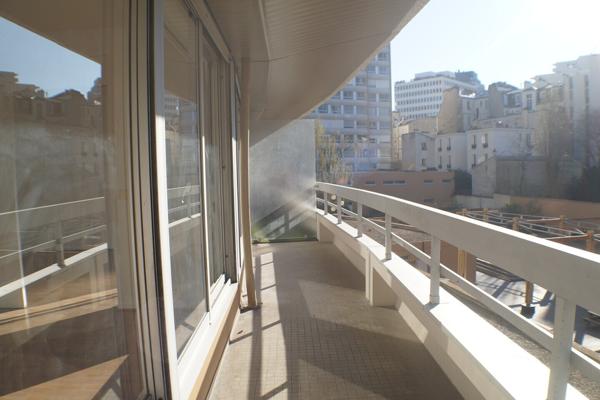 CAMBRONNE BEAU 2 PIECES AU 2 EME ASCENSEUR GRAND BALCON ET PARKING