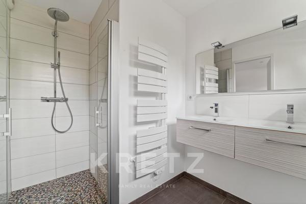 Villa d'architecte dans un écrin de verdure au centre de Castelnau le Lez