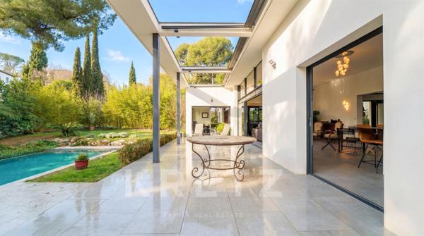 Villa d'architecte dans un écrin de verdure au centre de Castelnau le Lez