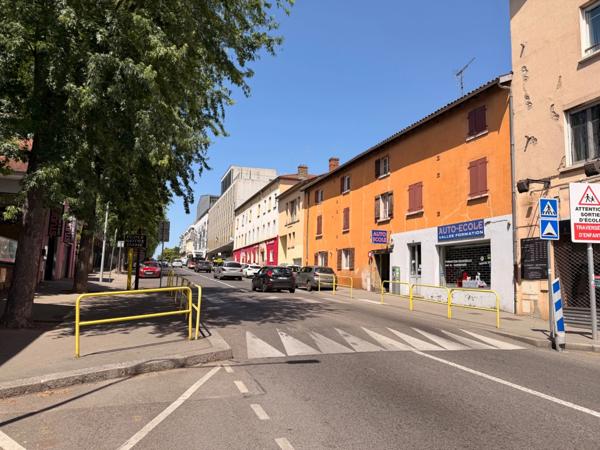 Murs commerciaux loués à vendre VILLEFRANCHE SUR SAONE (69) local de 129m2 environ