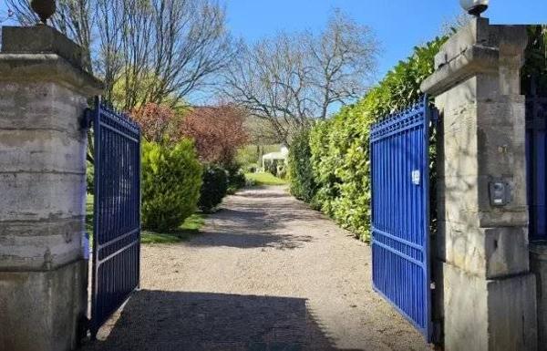 03800 GANNAT PROPRIÉTÉ AVEC PARC NATUREL AVEC VILLA 6 PIÈCES AVEC PARC NATUREL, AVEC GARAGES 3 PLACES AVEC PLACE DE PARKING AVEC TERRASSE, AVEC PICINE ET COURT DE TENNIS (HELIPORT)