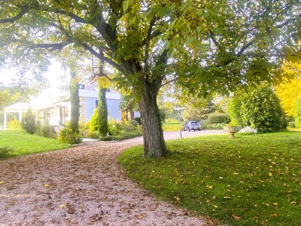 03800 GANNAT PROPRIÉTÉ AVEC PARC NATUREL AVEC VILLA 6 PIÈCES AVEC PARC NATUREL, AVEC GARAGES 3 PLACES AVEC PLACE DE PARKING AVEC TERRASSE, AVEC PICINE ET COURT DE TENNIS (HELIPORT)