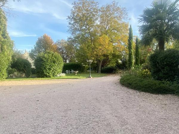 03800 GANNAT PROPRIÉTÉ AVEC PARC NATUREL AVEC VILLA 6 PIÈCES AVEC PARC NATUREL, AVEC GARAGES 3 PLACES AVEC PLACE DE PARKING AVEC TERRASSE, AVEC PICINE ET COURT DE TENNIS (HELIPORT)