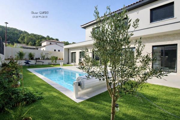 Maison  6 pièces de 160 m2 sur terrain de 500 m2 avec piscine