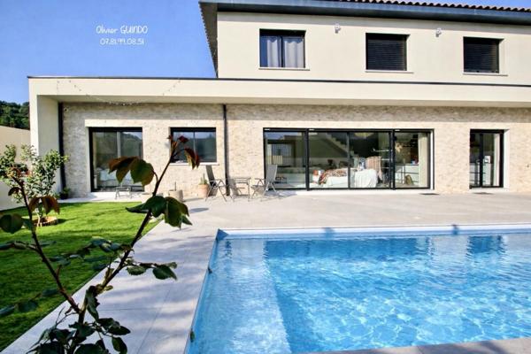 Maison  6 pièces de 160 m2 sur terrain de 500 m2 avec piscine