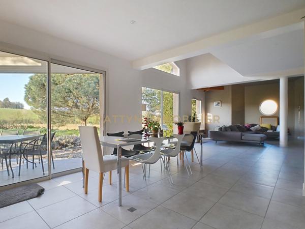 Genay (69730) Civrieux (01390) – Villa contemporaine 145 m² – Terrain 1400 m² – Calme absolu