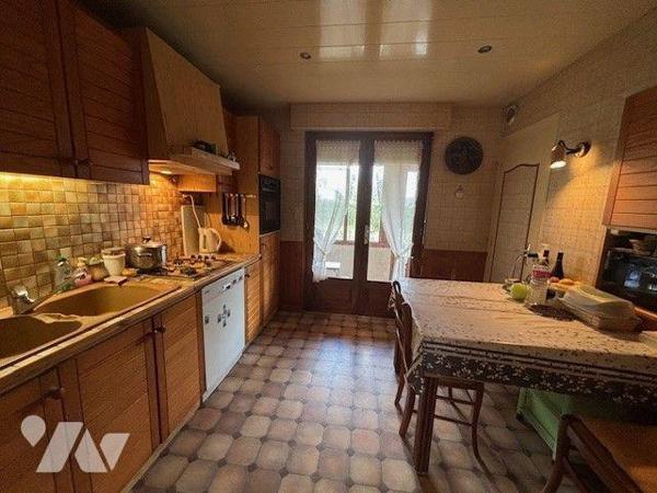 Maison d'habitation comprenant :
- Au sous-sol : un garage, une cave
- Au rez-de-chaussée : u...