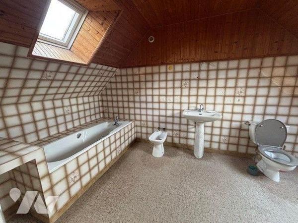 Maison d'habitation comprenant :
- Au sous-sol : un garage, une cave
- Au rez-de-chaussée : u...