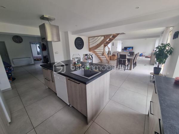 ✨  charmante maison – 133 m² habitables sur 1 400 m² de terrain – Meslay-le-Grenet

Située dans un environnement calme et recherché à Meslay-le-Grenet, à proximité immédiate des écoles, commerces et axes autoroutiers, cette belle maison familiale de 133 m² séduit par ses volumes, son potentiel et la qualité de ses prestations, le tout sur un terrain de 1 400 m² dont 1 000 m² de jardin paysager.

🔹 Rez-de-chaussée
Dès l’entrée, vous découvrirez une vaste entrée élégante avec toilettes indépendantes, desservant un espace de vie lumineux composé d’un séjour ouvert sur la cuisine, idéal pour les moments de convivialité.
Une superbe suite parentale complète ce niveau, offrant un espace intime avec baignoire, douche et double vasque.

🔹 À l’étage
L’espace nuit propose :
	•	Deux chambres confortables
	•	Une salle d’eau moderne avec douche, vasque et WC

🔹 Dernier niveau
Un espace accessible par escalier escamotable dessert une pièce polyvalente pouvant accueillir selon vos besoins :
	•	chambre d’appoint
	•	bureau
	•	espace loisirs
	•	ou zone de stockage optimisée

🔧 Prestations & confort
	•	Maison entièrement électrique
	•	Plancher chauffant électrique sur une partie de l’habitation
	•	Conduit Poujoulat existant, prêt à recevoir un poêle (bois ou granulés), pour un confort thermique optimisé et une ambiance chaleureuse

🏡 Dépendance
Une grange indépendante de 60 m² avec étage offre un potentiel remarquable : atelier, stockage, garage, projet d’aménagement, activité professionnelle ou dépendance future.

🌿 Extérieurs
Terrain généreux de 1 400 m², dont 1 000 m² de jardin, offrant un cadre de vie paisible, verdoyant et propice aux projets paysagers, familiaux ou de loisirs.

📍 Situation
Meslay-le-Grenet, commune recherchée pour sa qualité de vie, sa proximité avec :
	•	écoles
	•	commerces
	•	accès autoroutiers
	•	bassins d’emploi

⸻

💎 Un bien rare sur le secteur, alliant volumes, fonctionnalité, potentiel d’évolution et cadre de vie privilégié.
Idéal pour résidence principale familiale ou projet patrimonial.