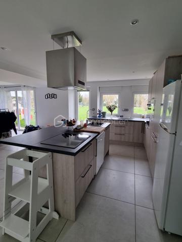 ✨  charmante maison – 133 m² habitables sur 1 400 m² de terrain – Meslay-le-Grenet

Située dans un environnement calme et recherché à Meslay-le-Grenet, à proximité immédiate des écoles, commerces et axes autoroutiers, cette belle maison familiale de 133 m² séduit par ses volumes, son potentiel et la qualité de ses prestations, le tout sur un terrain de 1 400 m² dont 1 000 m² de jardin paysager.

🔹 Rez-de-chaussée
Dès l’entrée, vous découvrirez une vaste entrée élégante avec toilettes indépendantes, desservant un espace de vie lumineux composé d’un séjour ouvert sur la cuisine, idéal pour les moments de convivialité.
Une superbe suite parentale complète ce niveau, offrant un espace intime avec baignoire, douche et double vasque.

🔹 À l’étage
L’espace nuit propose :
	•	Deux chambres confortables
	•	Une salle d’eau moderne avec douche, vasque et WC

🔹 Dernier niveau
Un espace accessible par escalier escamotable dessert une pièce polyvalente pouvant accueillir selon vos besoins :
	•	chambre d’appoint
	•	bureau
	•	espace loisirs
	•	ou zone de stockage optimisée

🔧 Prestations & confort
	•	Maison entièrement électrique
	•	Plancher chauffant électrique sur une partie de l’habitation
	•	Conduit Poujoulat existant, prêt à recevoir un poêle (bois ou granulés), pour un confort thermique optimisé et une ambiance chaleureuse

🏡 Dépendance
Une grange indépendante de 60 m² avec étage offre un potentiel remarquable : atelier, stockage, garage, projet d’aménagement, activité professionnelle ou dépendance future.

🌿 Extérieurs
Terrain généreux de 1 400 m², dont 1 000 m² de jardin, offrant un cadre de vie paisible, verdoyant et propice aux projets paysagers, familiaux ou de loisirs.

📍 Situation
Meslay-le-Grenet, commune recherchée pour sa qualité de vie, sa proximité avec :
	•	écoles
	•	commerces
	•	accès autoroutiers
	•	bassins d’emploi

⸻

💎 Un bien rare sur le secteur, alliant volumes, fonctionnalité, potentiel d’évolution et cadre de vie privilégié.
Idéal pour résidence principale familiale ou projet patrimonial.
