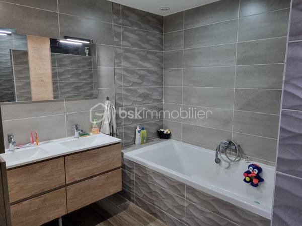 ✨  charmante maison – 133 m² habitables sur 1 400 m² de terrain – Meslay-le-Grenet

Située dans un environnement calme et recherché à Meslay-le-Grenet, à proximité immédiate des écoles, commerces et axes autoroutiers, cette belle maison familiale de 133 m² séduit par ses volumes, son potentiel et la qualité de ses prestations, le tout sur un terrain de 1 400 m² dont 1 000 m² de jardin paysager.

🔹 Rez-de-chaussée
Dès l’entrée, vous découvrirez une vaste entrée élégante avec toilettes indépendantes, desservant un espace de vie lumineux composé d’un séjour ouvert sur la cuisine, idéal pour les moments de convivialité.
Une superbe suite parentale complète ce niveau, offrant un espace intime avec baignoire, douche et double vasque.

🔹 À l’étage
L’espace nuit propose :
	•	Deux chambres confortables
	•	Une salle d’eau moderne avec douche, vasque et WC

🔹 Dernier niveau
Un espace accessible par escalier escamotable dessert une pièce polyvalente pouvant accueillir selon vos besoins :
	•	chambre d’appoint
	•	bureau
	•	espace loisirs
	•	ou zone de stockage optimisée

🔧 Prestations & confort
	•	Maison entièrement électrique
	•	Plancher chauffant électrique sur une partie de l’habitation
	•	Conduit Poujoulat existant, prêt à recevoir un poêle (bois ou granulés), pour un confort thermique optimisé et une ambiance chaleureuse

🏡 Dépendance
Une grange indépendante de 60 m² avec étage offre un potentiel remarquable : atelier, stockage, garage, projet d’aménagement, activité professionnelle ou dépendance future.

🌿 Extérieurs
Terrain généreux de 1 400 m², dont 1 000 m² de jardin, offrant un cadre de vie paisible, verdoyant et propice aux projets paysagers, familiaux ou de loisirs.

📍 Situation
Meslay-le-Grenet, commune recherchée pour sa qualité de vie, sa proximité avec :
	•	écoles
	•	commerces
	•	accès autoroutiers
	•	bassins d’emploi

⸻

💎 Un bien rare sur le secteur, alliant volumes, fonctionnalité, potentiel d’évolution et cadre de vie privilégié.
Idéal pour résidence principale familiale ou projet patrimonial.